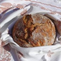Pieczenie chleba w domu Chleb można upiec samodzielnie w domu, zamiast kupować go w sklepie. Taki chleb będzie dobry, zdrowy i przede wszystkim świeży. Poza tym, wiemy, co sami dodaliśmy do niego. Chleb możemy...