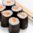 Co kryje w sobie sushi? Autorem artykułu jest ivona86 Dziś sushi to prawie snobizm, moda wielkich miast, w których grzechem było by nie pojawić się w jednym ze znanych i...