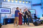 Gala ETB 2013_Kamil Durczok odbiera statuetkę dla najbardziej godnego zaufania dziennikarza telewizyjnego.jpg