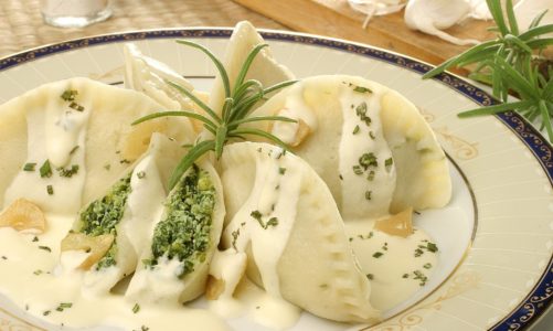 Zielone liście szpinaku na stole