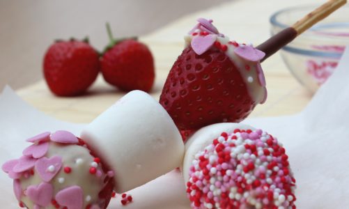 Pomysłowe owocowe szaszłyki Mikado z czekoladą