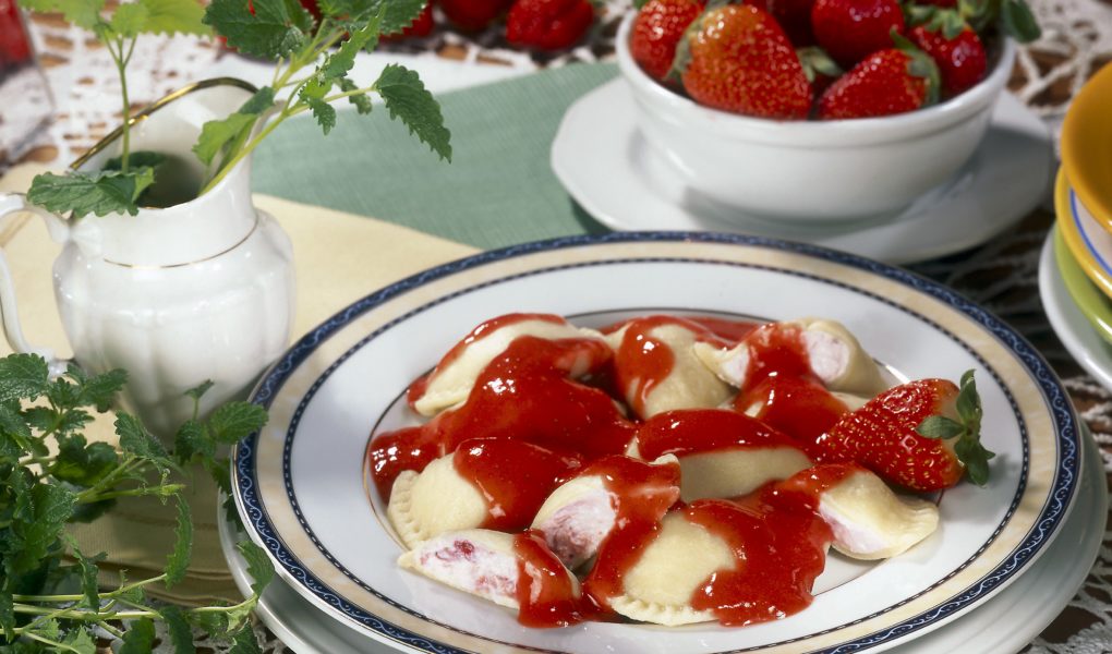 Pierogi z serem i truskawkami z puree owocowym