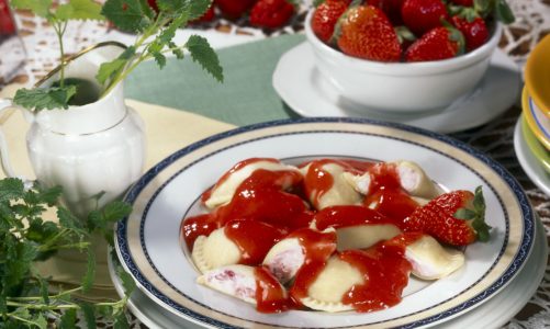 Pierogi z serem i truskawkami z puree owocowym