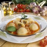 Pyzy ziemniaczane z mięsem z sosem napoli
