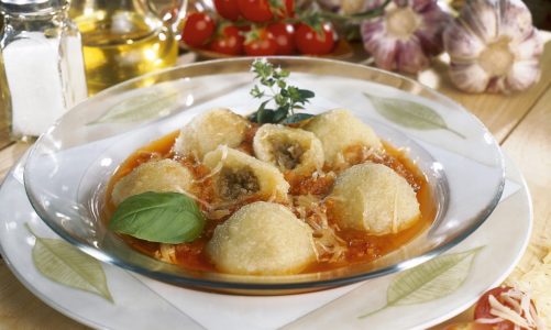 Pyzy ziemniaczane z mięsem z sosem napoli