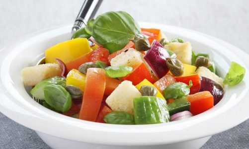 OrzeĹşwiająca, leciutka i świeża sałatka z sytymi grzankami