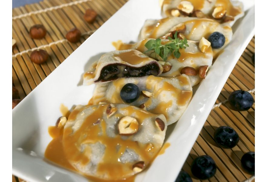 Przepis na smaczne pierogi z jagodami i sosem toffi z orzechami laskowymi i syropem klonowym