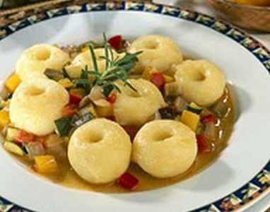 Przepis na ratatuille z kluskami śląskimi z dziurką