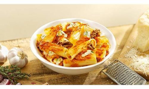 Przepis na rurki skręcone z orzechami i gorgonzolą