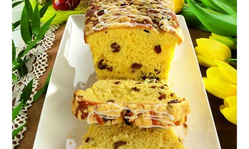 Pachnąca baba drożdżowa, udekorowana lukrem lub kruszonką to słodka klasyka wielkanocnego stołu