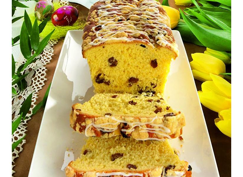 Pachnąca baba drożdżowa, udekorowana lukrem lub kruszonką to słodka klasyka wielkanocnego stołu