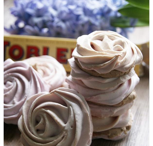 Przepis na bezy w wydaniu szwajcarskim i nieco bardziej wykwintnym z kremem Toblerone