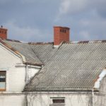 Na co zwrócić uwagę wymieniając dach pokryty azbestem?