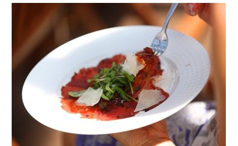 Przepis na CARPACCIO Z MARYNOWANEJ POLÄDWICY Z ŻUBRA Z PRAŻONYMI KAPARAMI, OLIWKAMI, OLEJEM RZEPAKOWYM I SWIEŻO TARTYM SEREM BURSZTYN