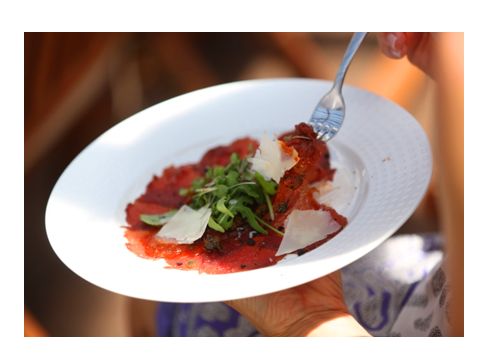 Przepis na CARPACCIO Z MARYNOWANEJ POLÄDWICY Z ŻUBRA Z PRAŻONYMI KAPARAMI, OLIWKAMI, OLEJEM RZEPAKOWYM I SWIEŻO TARTYM SEREM BURSZTYN