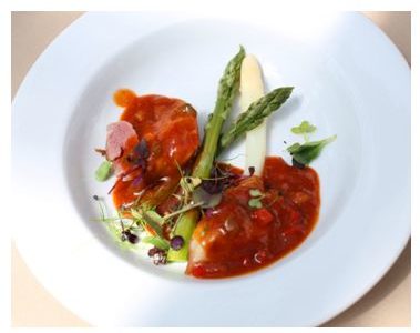 Przepis na WOLNO PIECZONY UDZIEC JAGNIÄCY MARYNOWANY W OLEJU RZEPAKOWYM Z TYMIANKIEM, CZOSNKIEM, CHILLI I ROZMARYNEM PODANY Z SOSEM MAROKAĹSKIM I KOLOROWYMI SZPARAGAMI