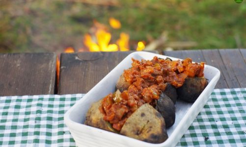 Przepis na sos myśliwski z grzybami leśnymi serwowany z pieczonymi ziemniakami