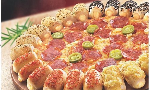 Powraca unikalna Pizza Cheesy Bites, z serowymi kęsami