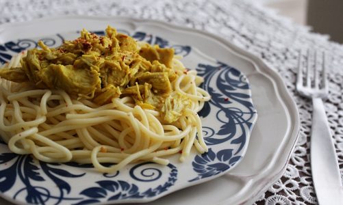 Przepis na spaghetti z kurczakiem curry, rodzynkami i mlekiem kokosowym