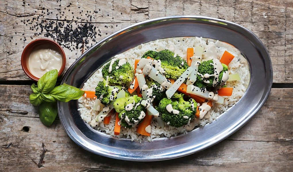 Przepis na blanszowane warzywa z sosem z tahini i czarnym sezamem