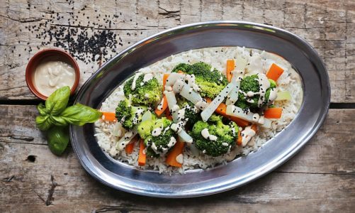 Przepis na blanszowane warzywa z sosem z tahini i czarnym sezamem