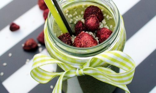 Słodki koktajl ze szpinakiem, sezamem i chrupiącymi pufingowanymi truskawkami