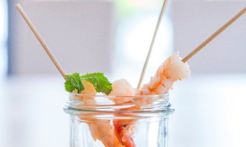 Krewetki z arbuzem i melonem z dodatkiem truskawkowego musu