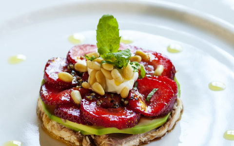 Millefoglie z wędzonym pstrągiem, miętą i truskawkami