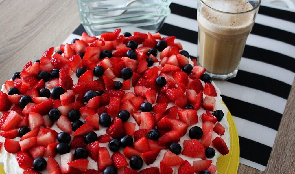 Prosty, szybki, pyszny i puszysty bezglutenowy tort z bitą śmietaną i owocami