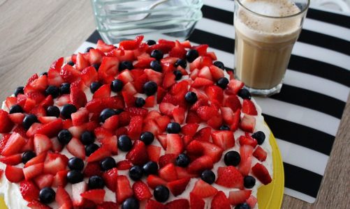 Prosty, szybki, pyszny i puszysty bezglutenowy tort z bitą śmietaną i owocami