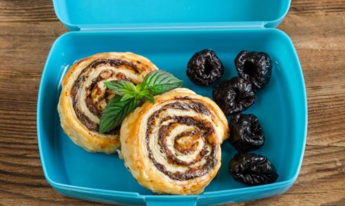 Bułeczki sĚlimaki z pastaĚ¨ ze sĚliwek kalifornijskich, twarogiem i płatkami migdałoĚw