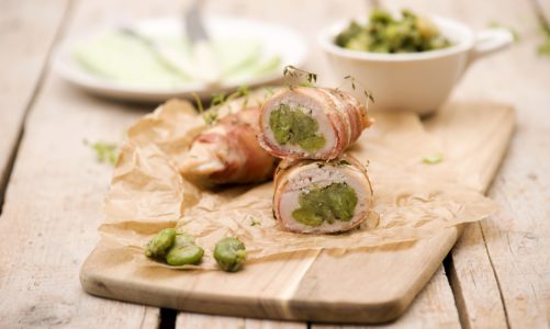 Piersi Kurczaka nadziewane bobem, zawijane w boczku