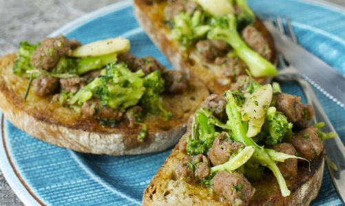 Bruschetta z kiełbasą jagnięcą, rozmarynem, brokułem, szałwią, czosnkiem i oliwą