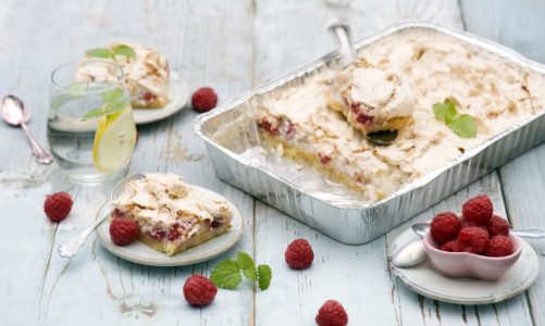 Przepis na ciasto z malinami i kokosową bezą krok po kroku