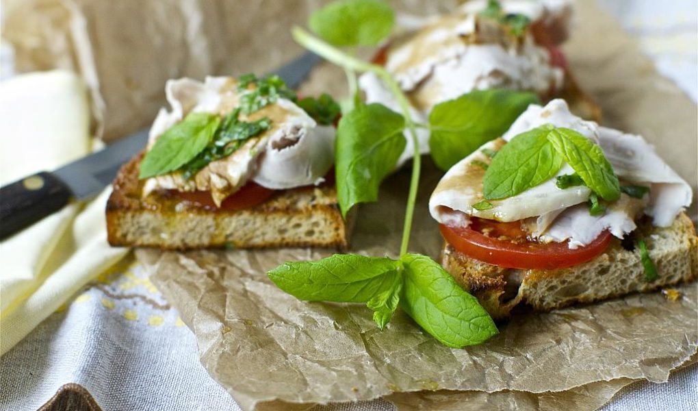 BRUSCHETTA Z CZOSNKIEM, POMIDOREM I BAZYLIÄ
