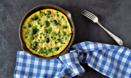 Fritatta z patelni, czyli brukselki z groszkiem pod serową pierzynką