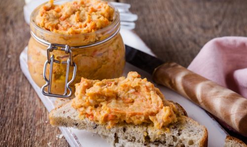 Jak odmienić smak kanapek? Sekret tkwi w pastach i smakowym maśle