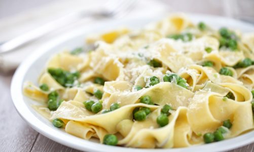 Przepis na tagliatelle z groszkiem i suszonymi pomidorami