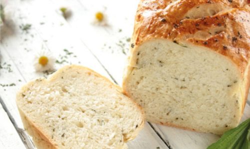 Aromatyczny puszysty chleb bezglutenowy pieczony na serze feta lub tofu