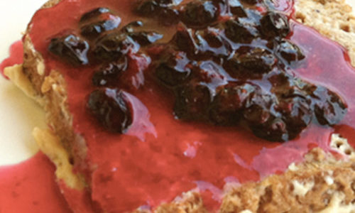 Przepis na francuskie tosty herbaciane z sosem porzeczkowym