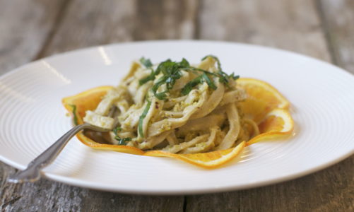 TAGLIOLINI Z PISTACJOWYM PESTO I CZERWONÄ POMARAĹCZÄ