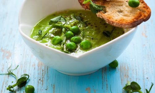 Zielono mi! Przepisy na energetyczne zupy z bakaliową nutą