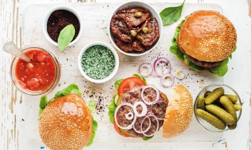 Męskie grillowanie – burger z rusztu