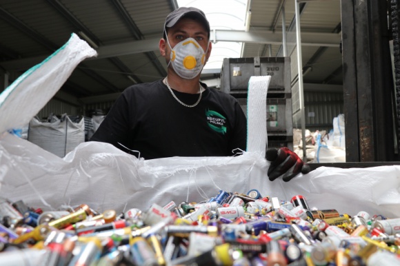 Grupa ENERIS z recyklingiem baterii i akumulatorów BIZNES, Ochrona środowiska - Grupa ENERIS objęła większościowy pakiet udziałów francuskiej spółki Recupyl i dzięki temu rozpocznie odzysk i recykling baterii oraz akumulatorów. Grupa obejmie kontrolę nad działem R&D oraz zakładami Recupyl we Francji i w Polsce.