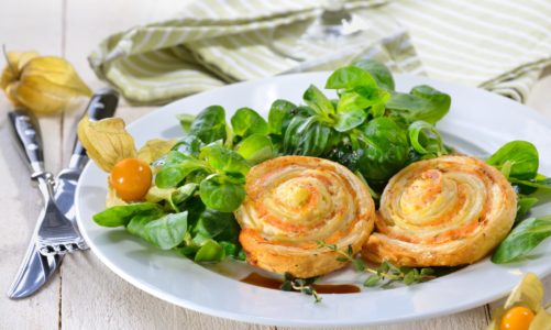 Letnie spotkania z przyjaciółmi, pomysły na dania które skradną serca gości