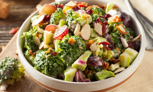 Sałatka brokułowa z winogronami