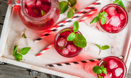 Przepisy na orzeĹşwiające herbaty mrożone