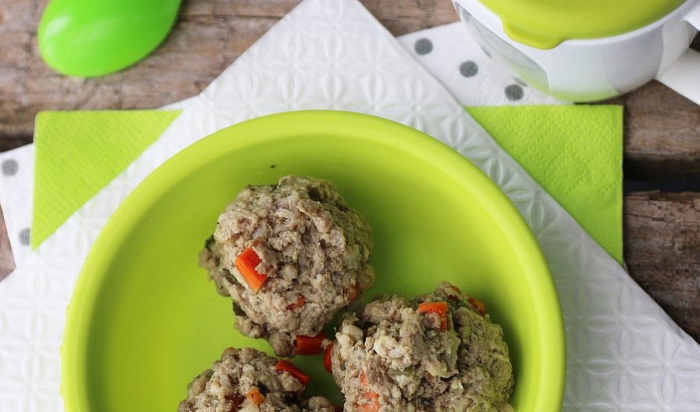 Aromatyczne gotowane pulpeciki z warzywami i pełnoziarnistą kaszą, bez jajka i bez bułki tartej – dla dzieci po 12 miesiącu.