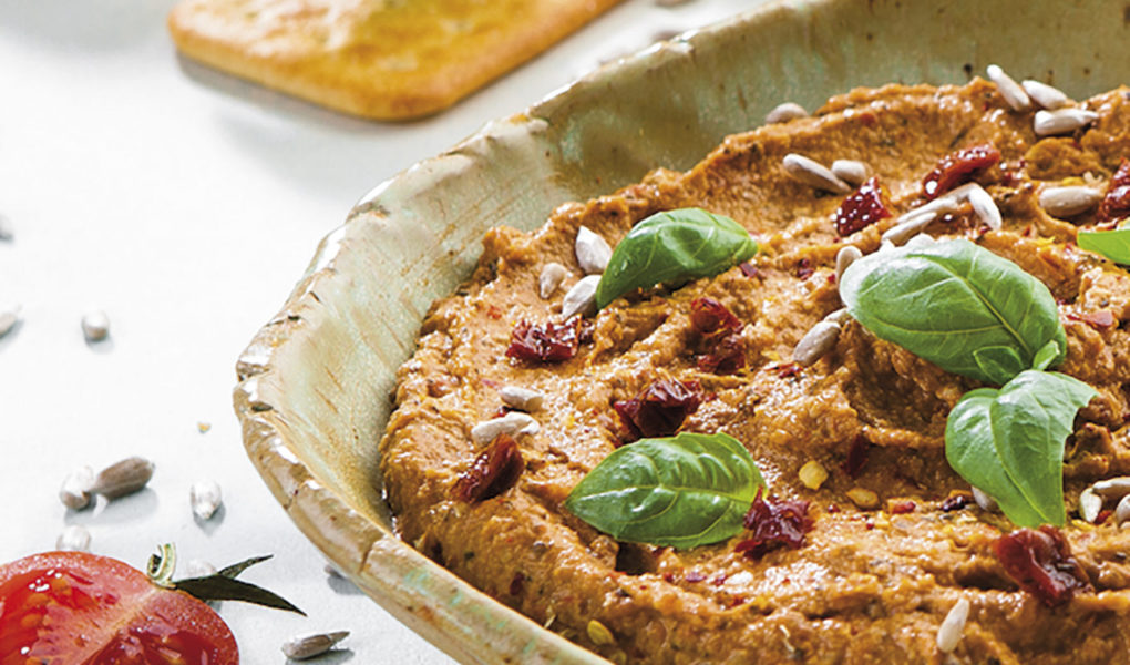 Pasta z pestkami słonecznika z suszonymi pomidorami i bazylią