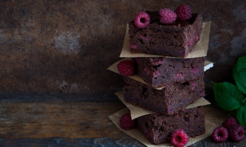 Brownie z malinami z polewą z dodatkiem herbaty